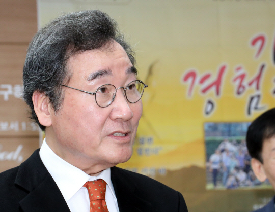 이낙연 전 국무총리가 11일 오전 서울 동대문구 삼육보건대에서 '대한민국 생존전략'을 주제로 강연한 뒤 나오며 취재진 질문에 답하고 있다.<연합뉴스>